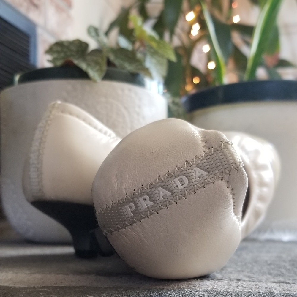 Prada leather two toned Kitten heel pumps 7.5